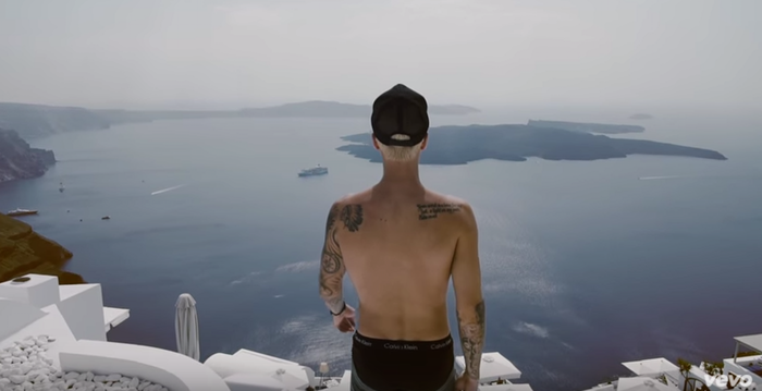 Bieber tittar ut över en väldigt vacker vy.