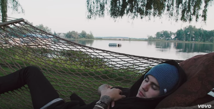 Även kändisar måste sova, och visst ser Justin fridfull ut där i sin hammock?