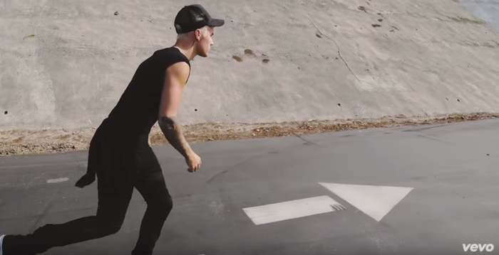 Justin visar vad han går för på skateboarden.