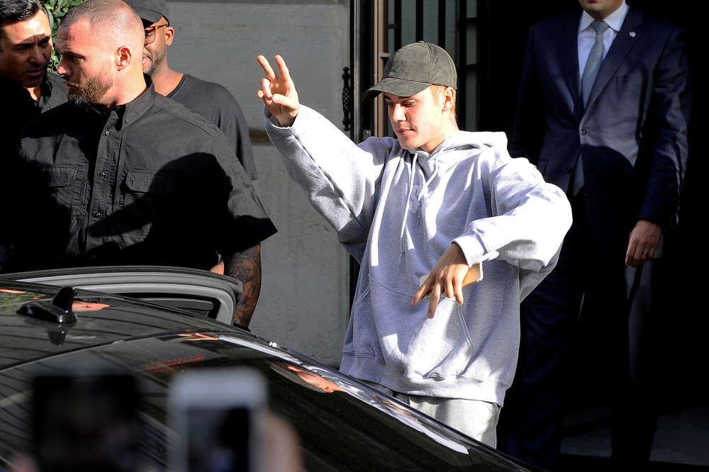Justin Bieber skippade fest och gick på gudstjänst istället.