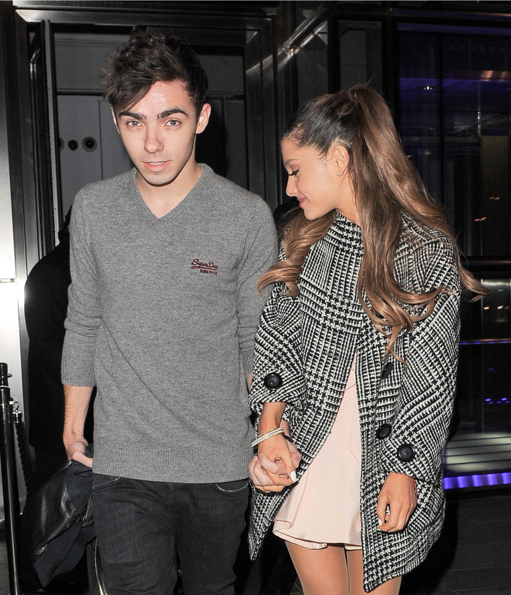 Ariana Grande och Nathan Sykes sa aldrig att de var tillsammans – men de höll gärna varandra i handen ändå.